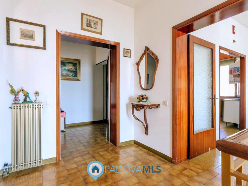 Immobile in esclusiva al Gruppo Padova MLS

Compendio immobiliare con più fabbricati e ampi spazi...