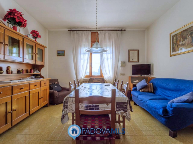 Immobile in esclusiva al Gruppo Padova MLS

Compendio immobiliare con più fabbricati e ampi spazi...