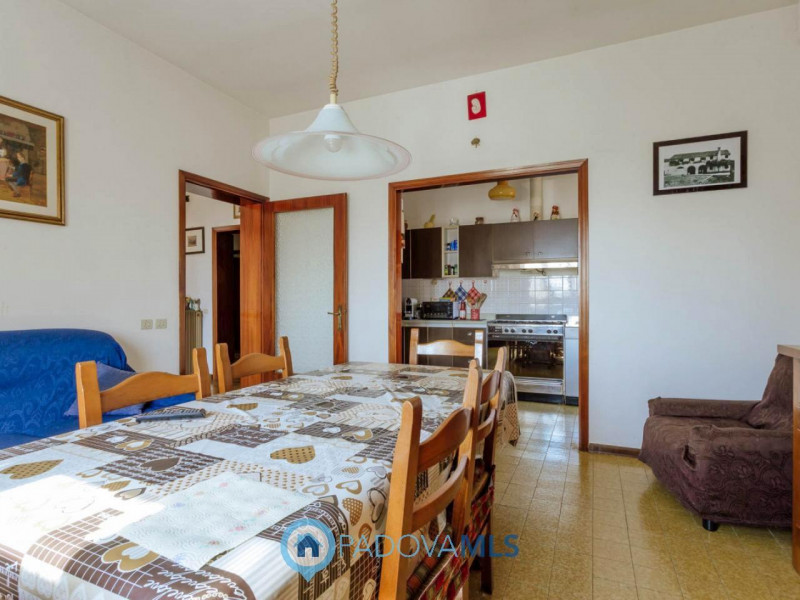 Immobile in esclusiva al Gruppo Padova MLS

Compendio immobiliare con più fabbricati e ampi spazi...