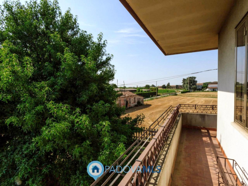 Immobile in esclusiva al Gruppo Padova MLS

Compendio immobiliare con più fabbricati e ampi spazi...