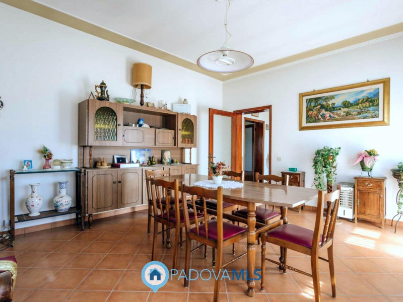 Immobile in esclusiva al Gruppo Padova MLS

Compendio immobiliare con più fabbricati e ampi spazi...