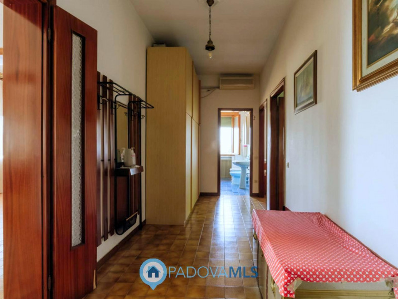 Immobile in esclusiva al Gruppo Padova MLS

Compendio immobiliare con più fabbricati e ampi spazi...