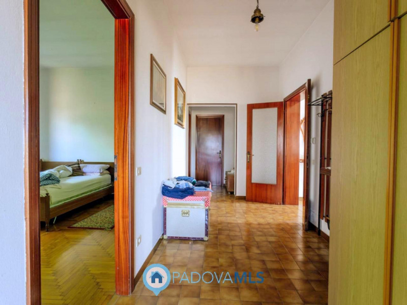 Immobile in esclusiva al Gruppo Padova MLS

Compendio immobiliare con più fabbricati e ampi spazi...