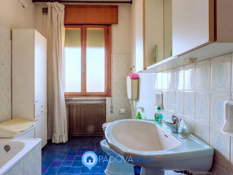 Immobile in esclusiva al Gruppo Padova MLS

Compendio immobiliare con più fabbricati e ampi spazi...