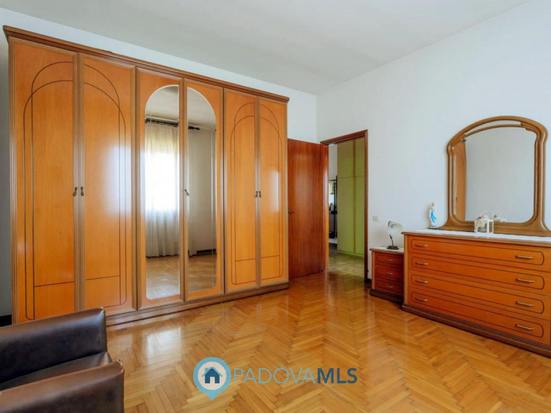 Immobile in esclusiva al Gruppo Padova MLS

Compendio immobiliare con più fabbricati e ampi spazi...