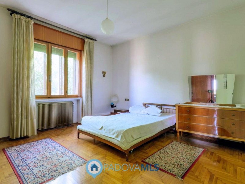 Immobile in esclusiva al Gruppo Padova MLS

Compendio immobiliare con più fabbricati e ampi spazi...