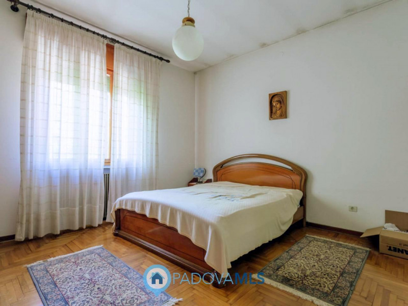 Immobile in esclusiva al Gruppo Padova MLS

Compendio immobiliare con più fabbricati e ampi spazi...