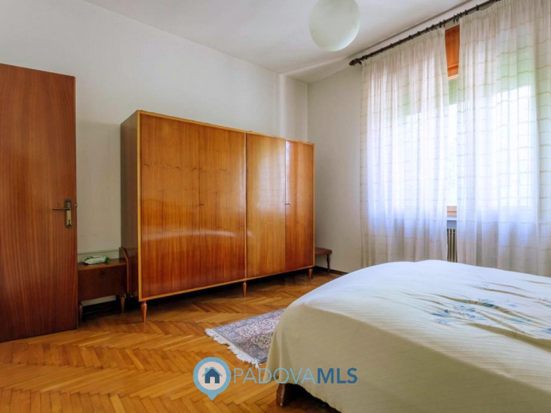 Immobile in esclusiva al Gruppo Padova MLS

Compendio immobiliare con più fabbricati e ampi spazi...