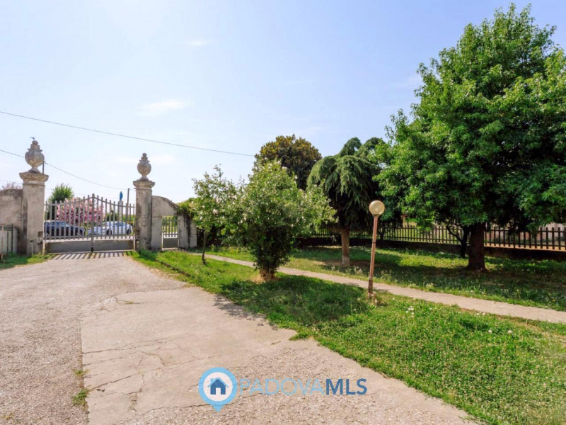 Immobile in esclusiva al Gruppo Padova MLS

Compendio immobiliare con più fabbricati e ampi spazi...