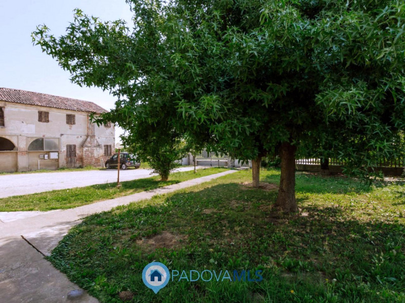 Immobile in esclusiva al Gruppo Padova MLS

Compendio immobiliare con più fabbricati e ampi spazi...