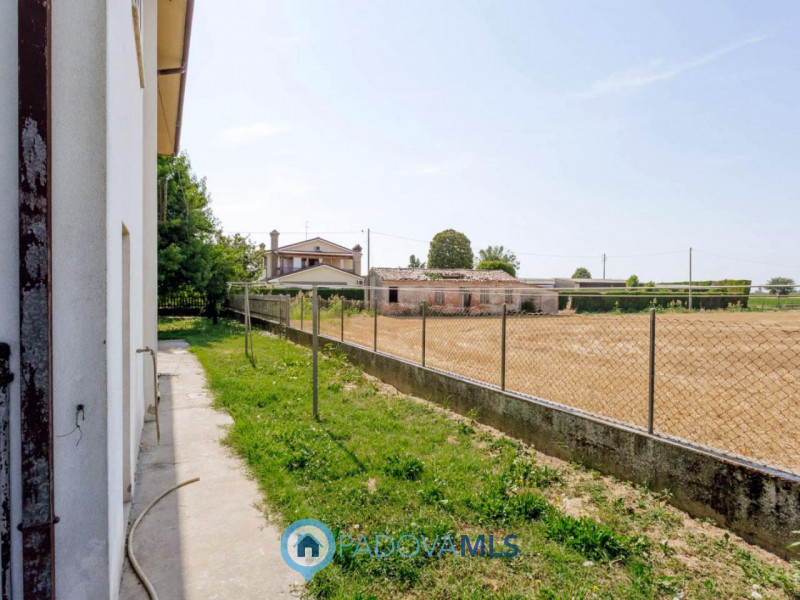 Immobile in esclusiva al Gruppo Padova MLS

Compendio immobiliare con più fabbricati e ampi spazi...