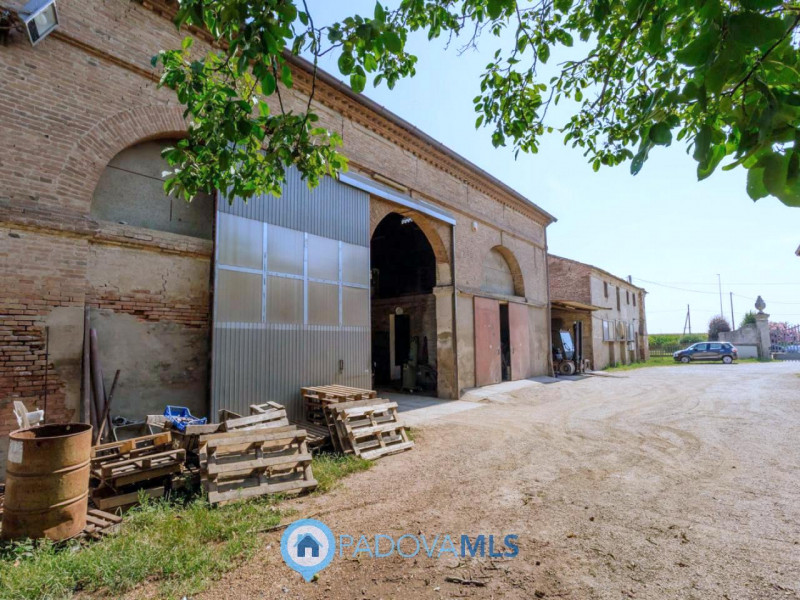 Immobile in esclusiva al Gruppo Padova MLS

Compendio immobiliare con più fabbricati e ampi spazi...