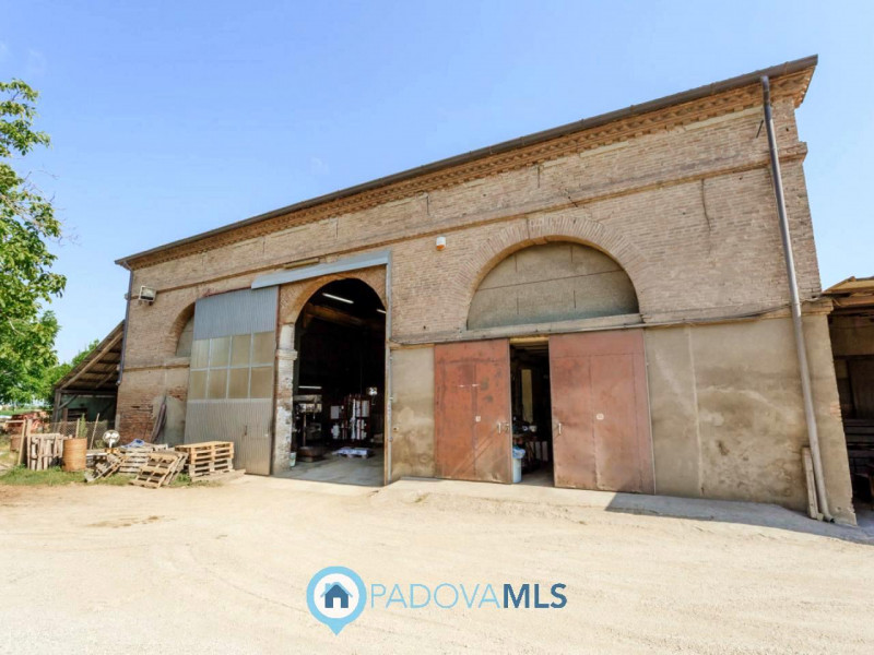 Immobile in esclusiva al Gruppo Padova MLS

Compendio immobiliare con più fabbricati e ampi spazi...