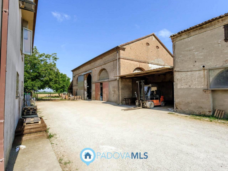 Immobile in esclusiva al Gruppo Padova MLS

Compendio immobiliare con più fabbricati e ampi spazi...