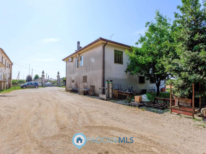 Immobile in esclusiva al Gruppo Padova MLS

Compendio immobiliare con più fabbricati e ampi spazi...