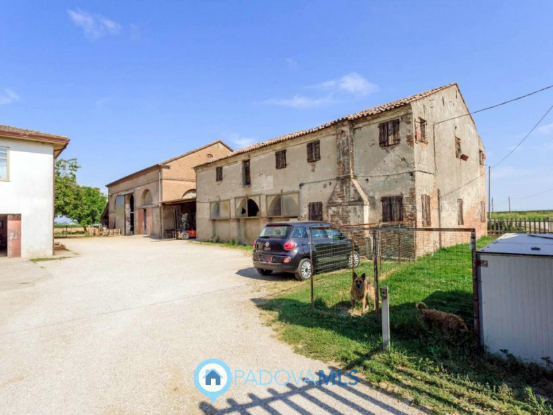 Immobile in esclusiva al Gruppo Padova MLS

Compendio immobiliare con più fabbricati e ampi spazi...