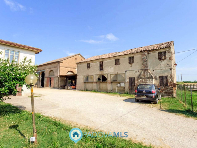Immobile in esclusiva al Gruppo Padova MLS

Compendio immobiliare con più fabbricati e ampi spazi...