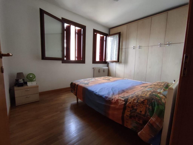 A Montebelluna, ai piedi del Montello, proponiamo in vendita appartamento in contesto residenzial...