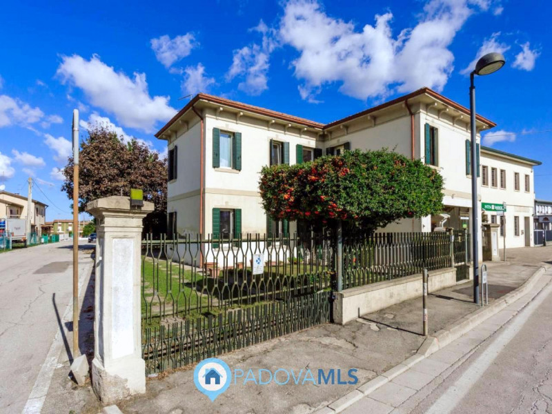 Immobile in esclusiva al Gruppo Padova MLS

Nel centro di Agna, proponiamo in vendita una casa si...