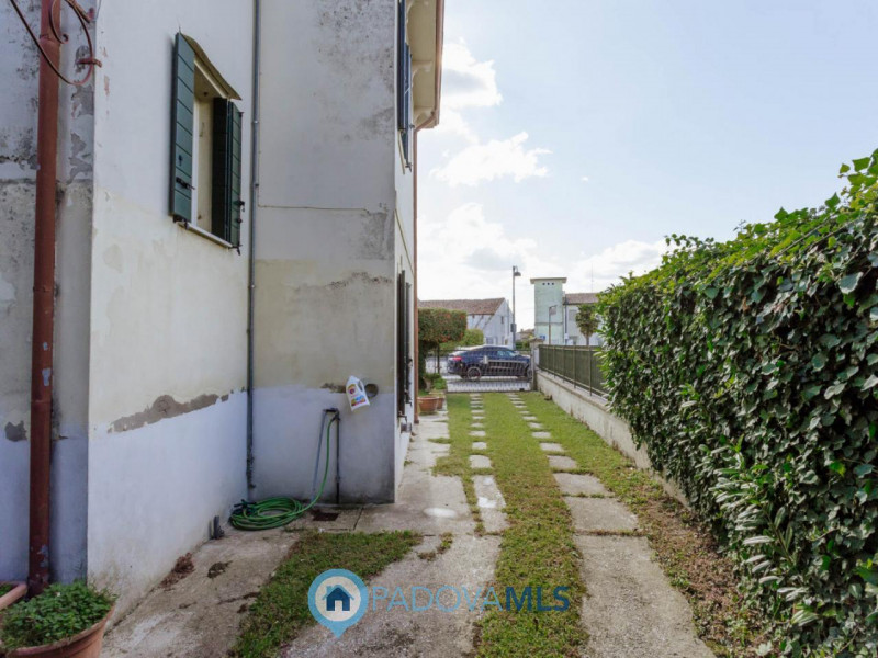 Immobile in esclusiva al Gruppo Padova MLS
Nel centro di Agna, proponiamo in vendita una casa sin...