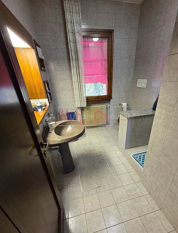 SACCOLONGO - (Rif.V359-s) - Scopri questa straordinaria villa situata nel cuore di Saccolongo, un...