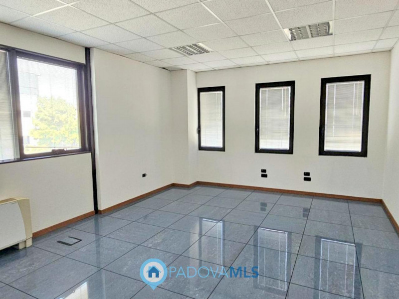 Immobile in esclusiva al Gruppo Padova MLS

PADOVA Zona Industriale Est. Scopri questo spazioso u...