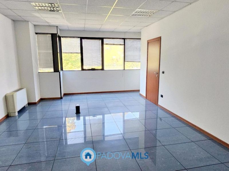 Immobile in esclusiva al Gruppo Padova MLS

PADOVA Zona Industriale Est. Scopri questo spazioso u...