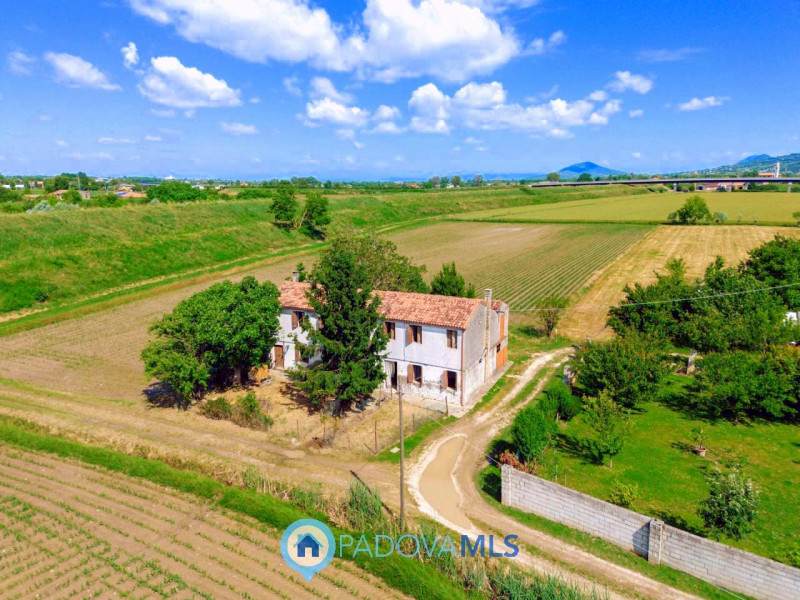 Immobile in esclusiva al Gruppo Padova MLS

Tra le campagne silenziose di Prà D’Este, dove la nat...