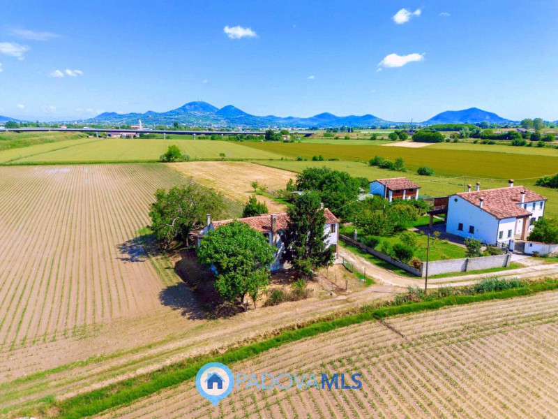 Immobile in esclusiva al Gruppo Padova MLS

Tra le campagne silenziose di Prà D’Este, dove la nat...