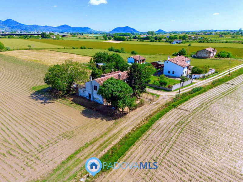 Immobile in esclusiva al Gruppo Padova MLS

Tra le campagne silenziose di Prà D’Este, dove la nat...