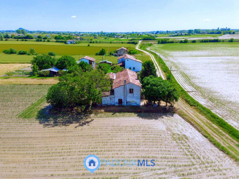 Immobile in esclusiva al Gruppo Padova MLS

Tra le campagne silenziose di Prà D’Este, dove la nat...