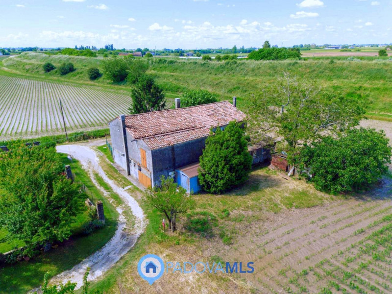 Immobile in esclusiva al Gruppo Padova MLS

Tra le campagne silenziose di Prà D’Este, dove la nat...