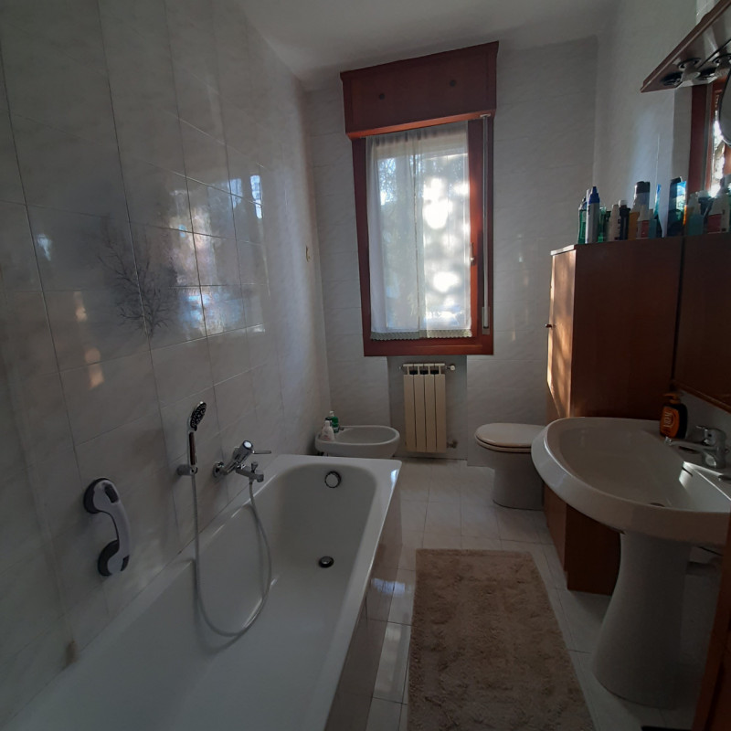 Proponiamo un garnde appartamento, in OTTIMO STATO, in contesto verdeggiante e tranquillo, ma com...