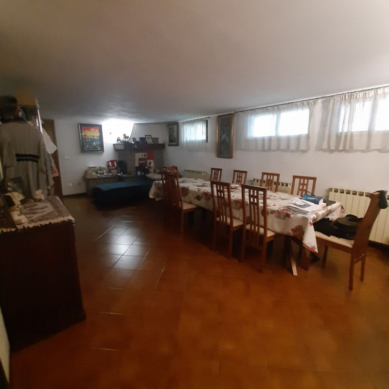 Proponiamo un garnde appartamento, in OTTIMO STATO, in contesto verdeggiante e tranquillo, ma com...