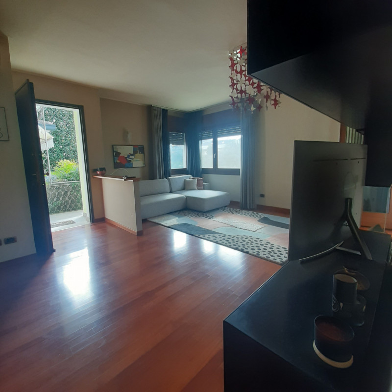 Nella rinomata cittadina di Montegrotto Terme, proponiamo un'ampia, splendida, porzione di villa ...