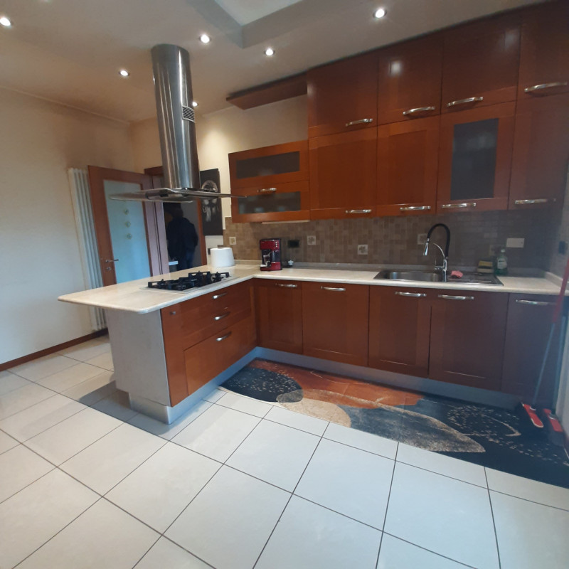 Nella rinomata cittadina di Montegrotto Terme, proponiamo un'ampia, splendida, porzione di villa ...