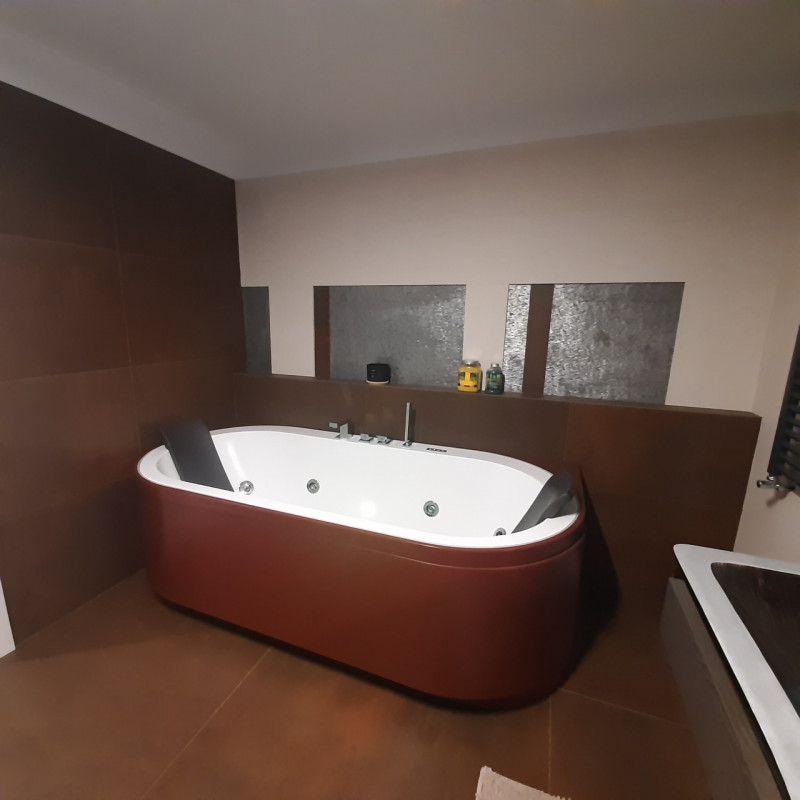 Nella rinomata cittadina di Montegrotto Terme, proponiamo un'ampia, splendida, porzione di villa ...