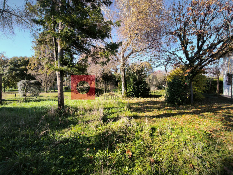 TREVISO SANT'ANGELO RIF. "UTA1"

A 5 minuti dal centro cittadino, proponiamo in vendita casa sing...