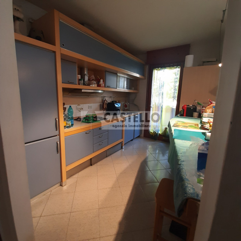 Selvazzano Dentro in posizione centrale appartamento 2 camere con taverna e garage doppio. Classe...