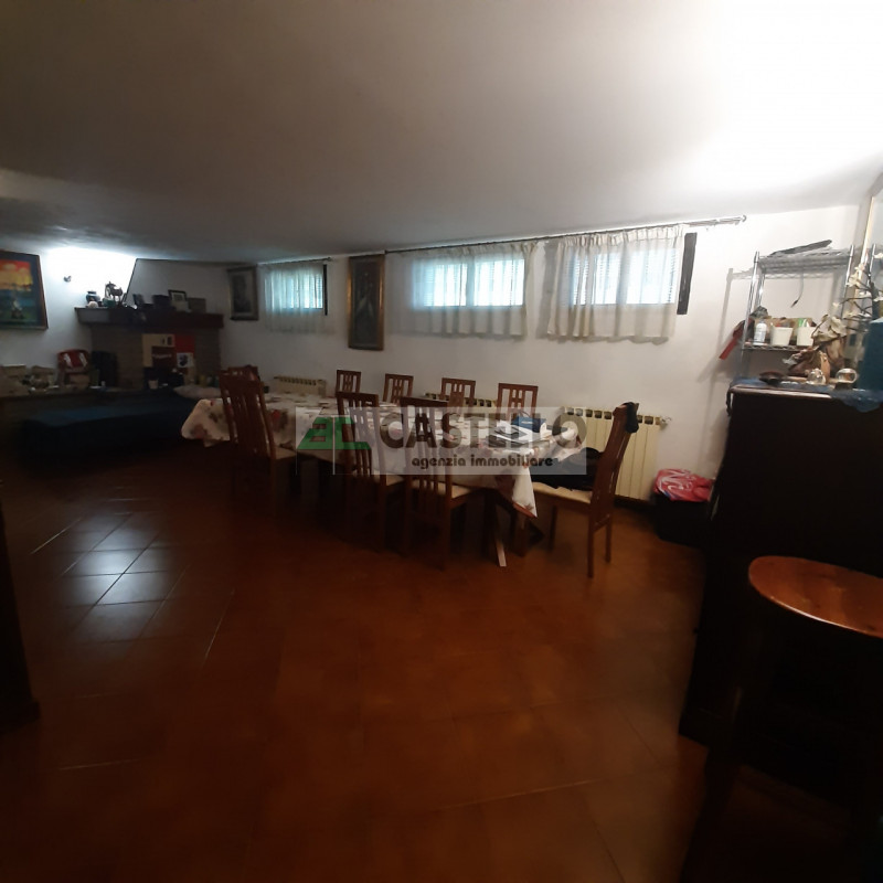 Selvazzano Dentro in posizione centrale appartamento 2 camere con taverna e garage doppio. Classe...