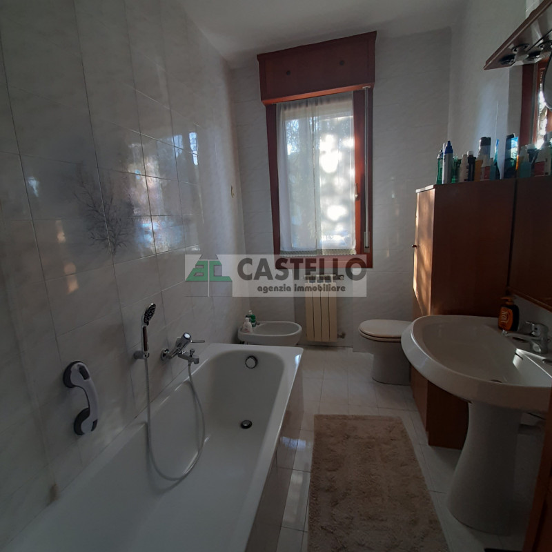 Selvazzano Dentro in posizione centrale appartamento 2 camere con taverna e garage doppio. Classe...