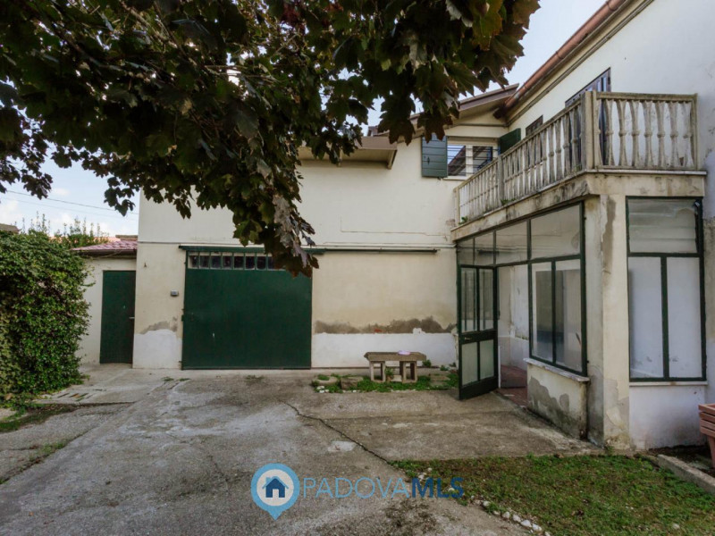 Immobile in esclusiva al Gruppo Padova MLS
Nel centro di Agna, proponiamo in vendita una casa sin...