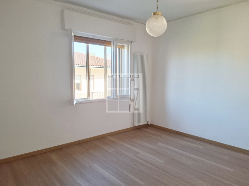 In centro a Loreggia, proponiamo in contesto di sole 3 unità, appartamento al primo piano con TRE...