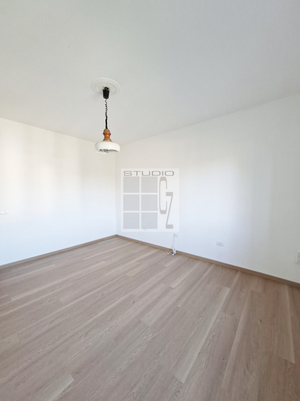 In centro a Loreggia, proponiamo in contesto di sole 3 unità, appartamento al primo piano con TRE...