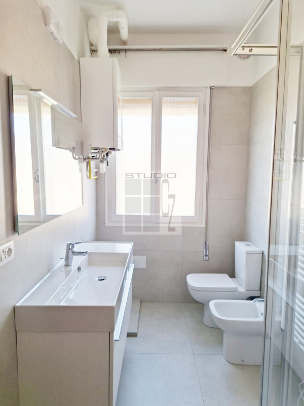 In centro a Loreggia, proponiamo in contesto di sole 3 unità, appartamento al primo piano con TRE...