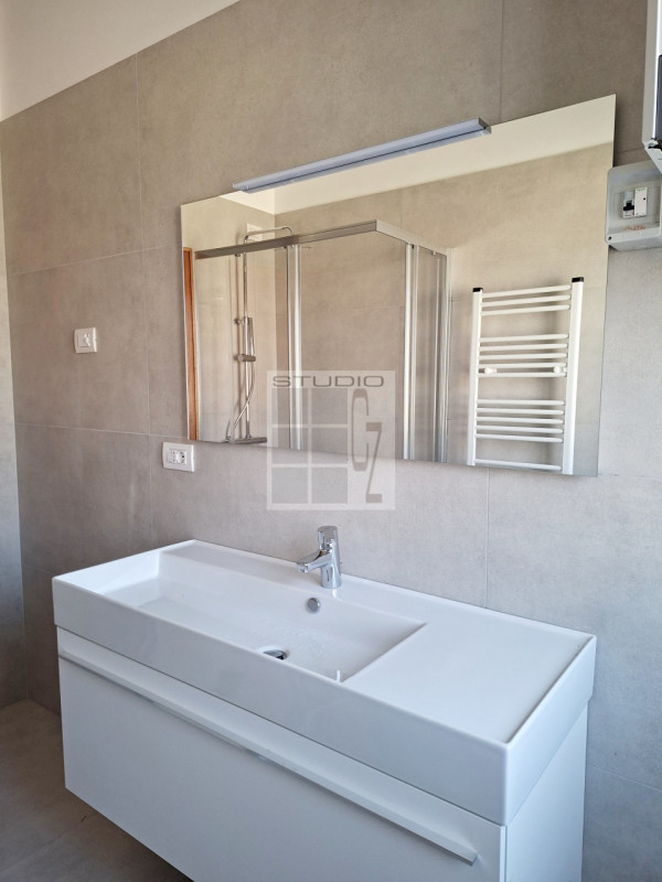 In centro a Loreggia, proponiamo in contesto di sole 3 unità, appartamento al primo piano con TRE...