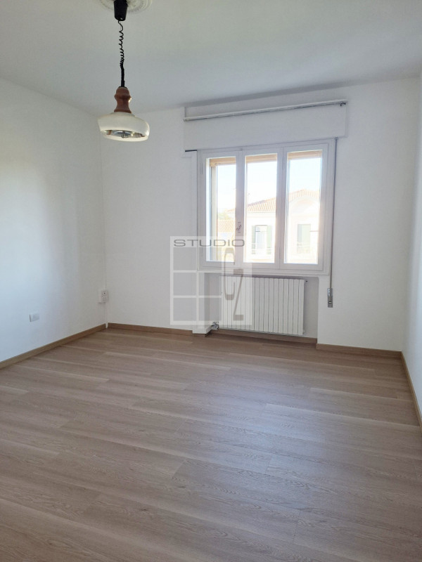 In centro a Loreggia, proponiamo in contesto di sole 3 unità, appartamento al primo piano con TRE...