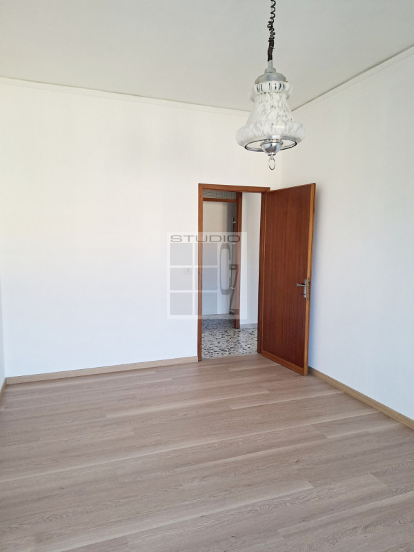 In centro a Loreggia, proponiamo in contesto di sole 3 unità, appartamento al primo piano con TRE...