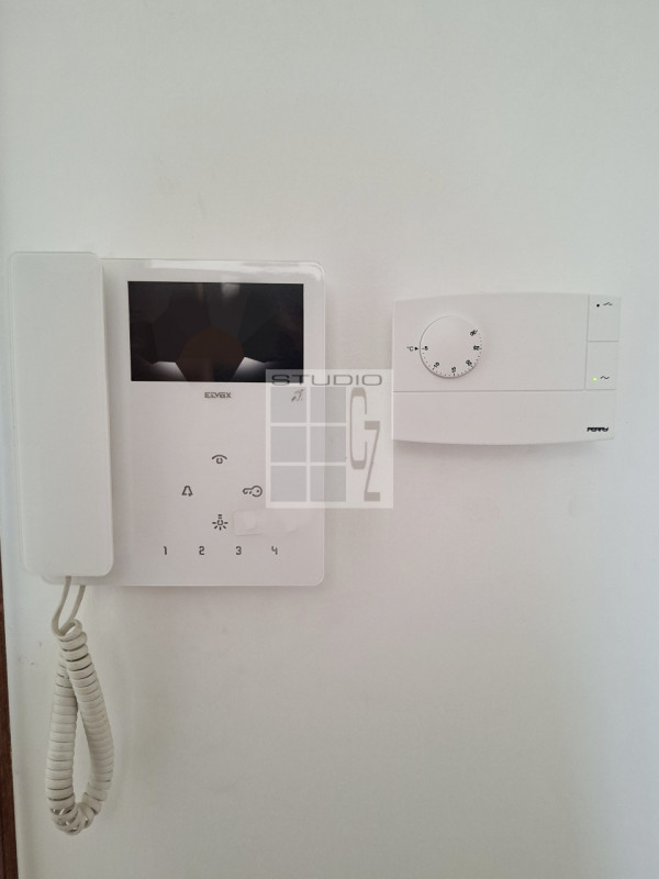 In centro a Loreggia, proponiamo in contesto di sole 3 unità, appartamento al primo piano con TRE...