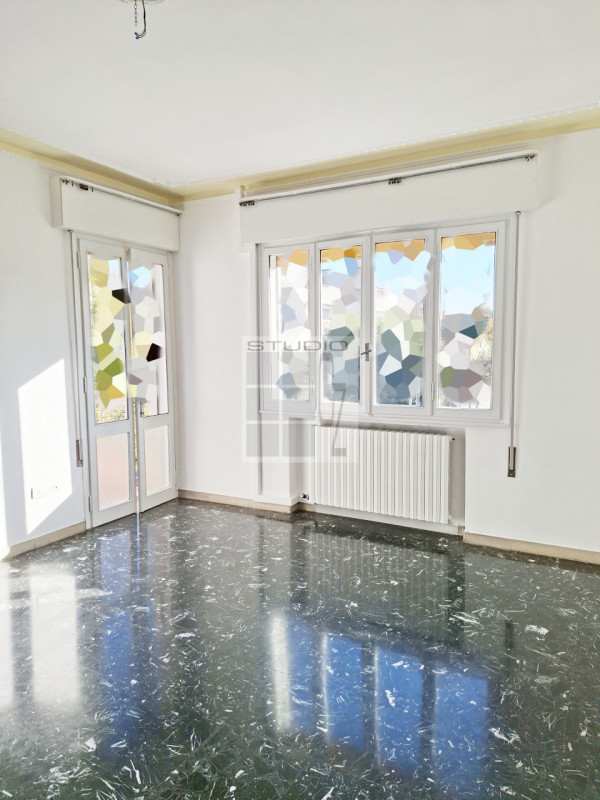 In centro a Loreggia, proponiamo in contesto di sole 3 unità, appartamento al primo piano con TRE...